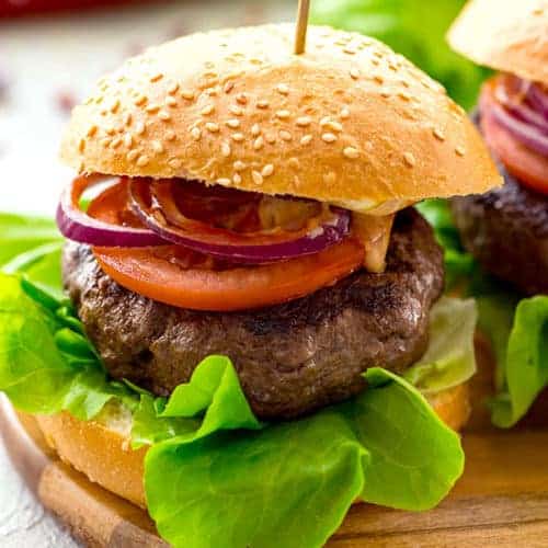 Burger plnený mletým hovädzím mäsom a zeleninou.