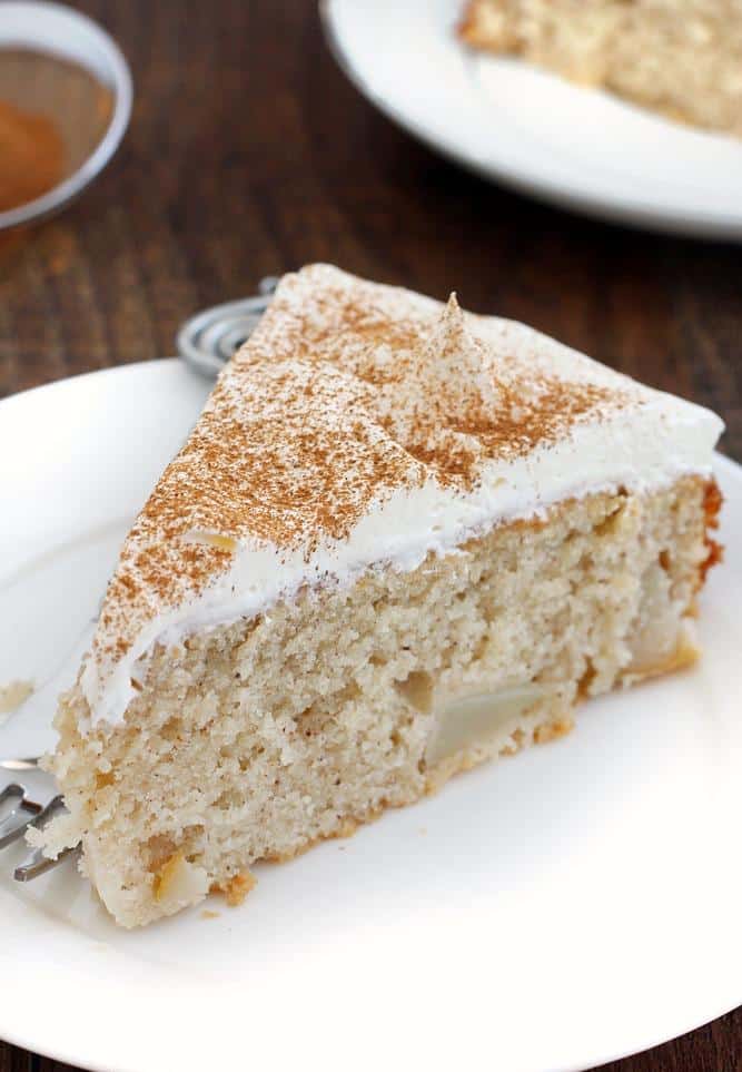Hruškový koláč so škoricovou šľahačkou servírovaný na tanieriku.