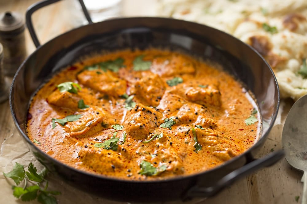 Indické curry s rezančekmi hovädzieho mäsa, posypané petržlenovou vňaťou
