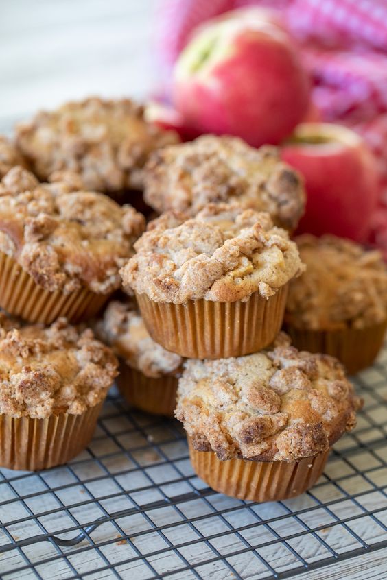 Nadýchané muffiny plné jabĺk a škorice.