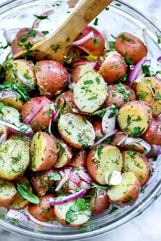 Červené zemiaky s cibuľkou a bylinkami.