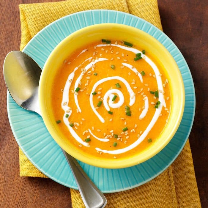 Tekvicová jesenná polievka so sladkými zemiakmi a mrkvou.