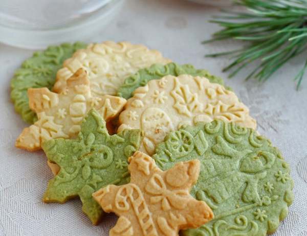 Jemné vianočné sušienky so žĺtkami pripravené pomocou vzorovaného valčeka.