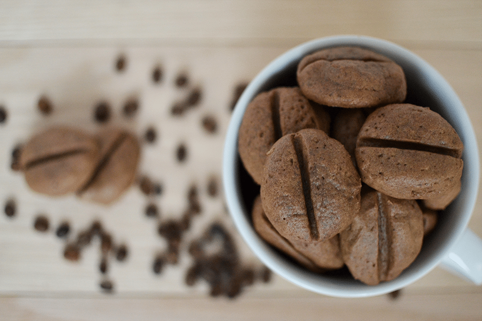 chutné pečivo z kávy v tvare kávových zrniek