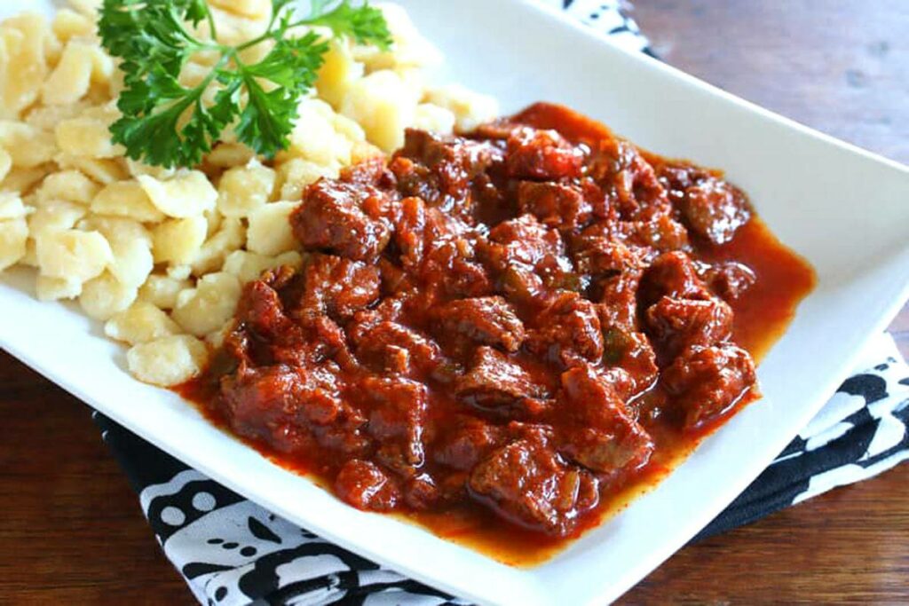 Maďarský guláš z hovädzieho a cibuľového mäsa.