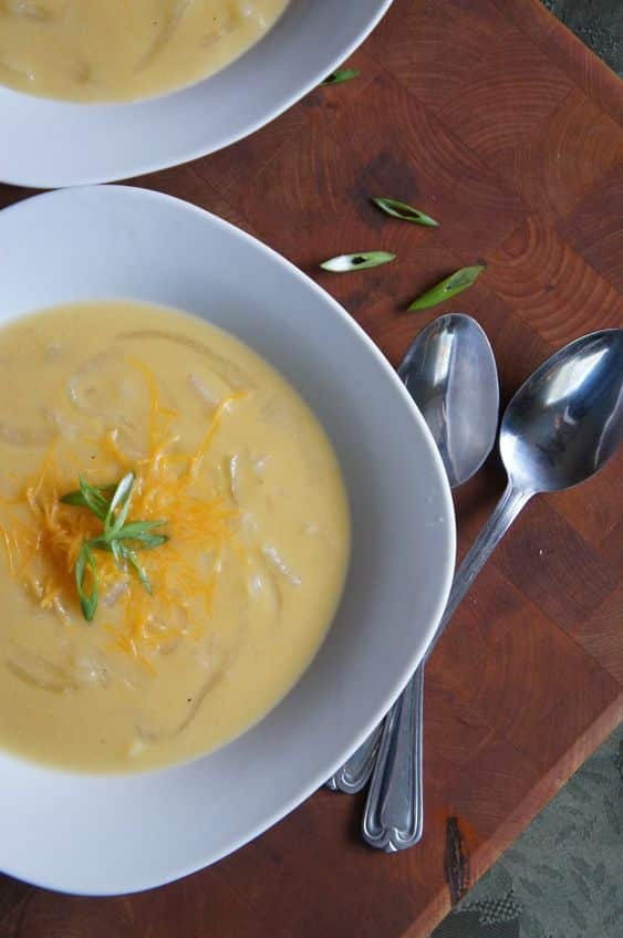 Smotanová polievka so syrom a pažítkou.