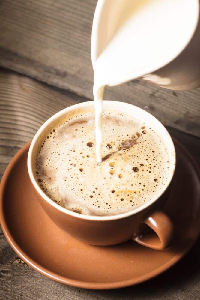 Lahodná káva s našľahaným mliekom a penou.