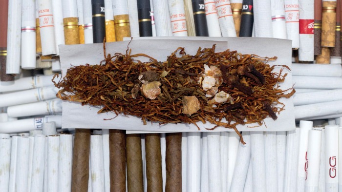 Obsah cigarety priptavenej z tabaku a korenia, vrátane klinčekov.