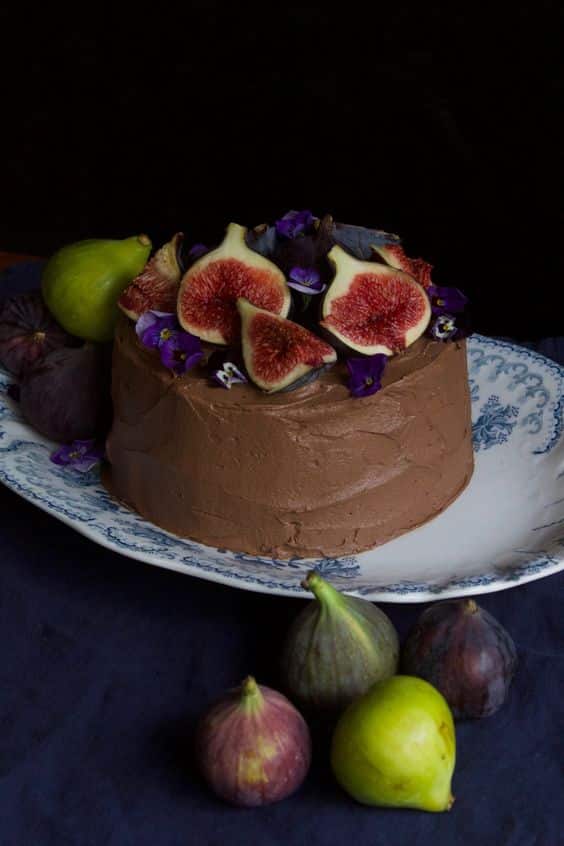 Ľahká nadýchaná čokoládová torta zdobená figami.
