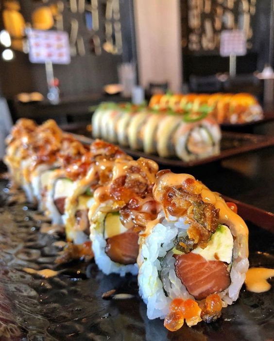 Lahodná sushi rolka s lososom a krémovým syrom.