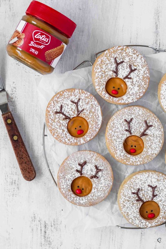 Perfektná vianočná pochúťka z karamelových sušienok s tvárou z čokolády.