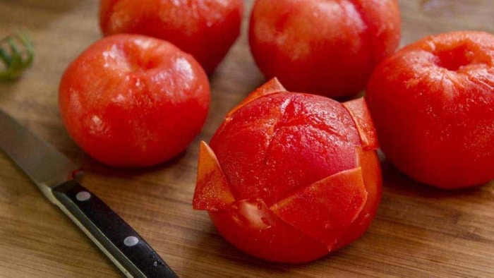 Odstraňovanie šupky rajčiaka.