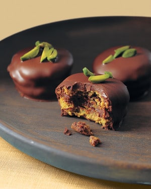 Krehké pistáciové sušienky s čokoládovou náplňou a horkosladkou polevou.