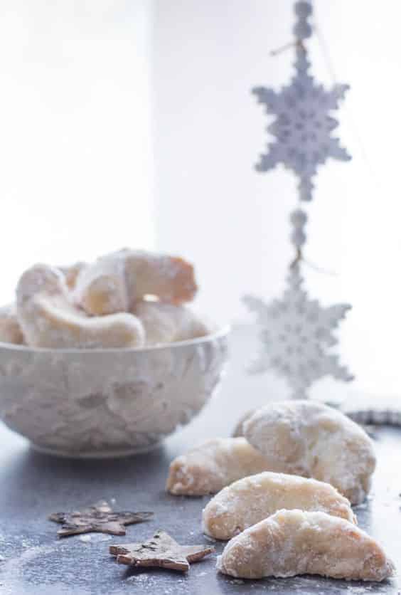 Krehké vianočné pečivo z mandlí, obaľované v práškovom cukre.