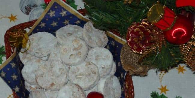 Vianočné pečivo s lieskovými orieškami v práškovom cukre.