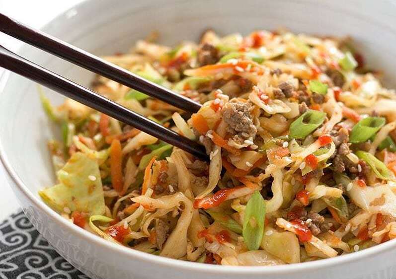Restované mäso so zeleninou na ázijský spôsob servírované s miske s paličkami.