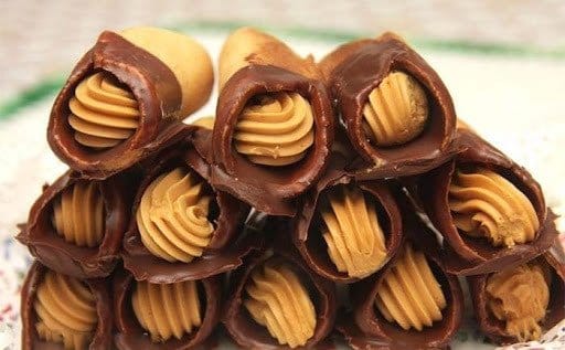Sladké kornútiky v čokoláde plnené karamelovým krémom.