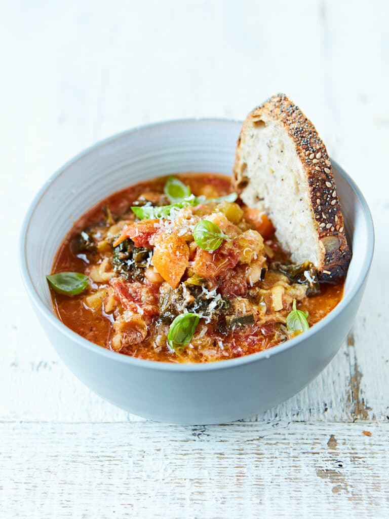 Luxusná polievka v talianskom štýle plná zeleniny s cestovinami a syrom.