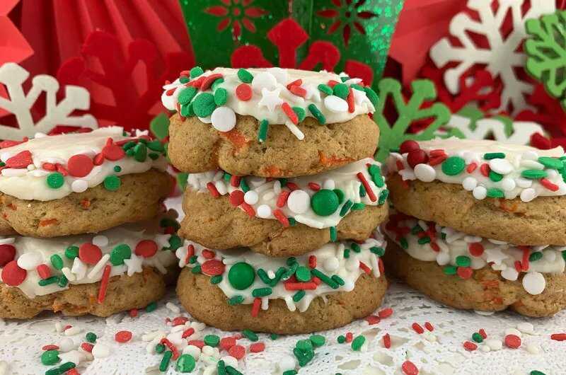 Cookies z mrkvy ozdobené polevou a vianočným zdobením.