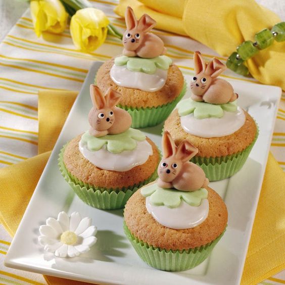 Veselé muffiny na Veľkú noc so zajačikmi.