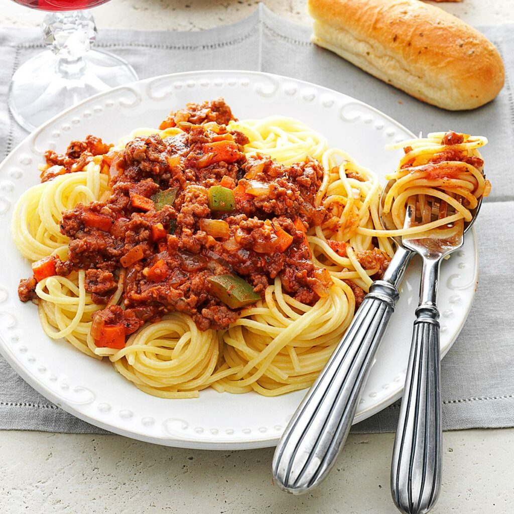 Špagetová omáčka s hovädzím mäsom.