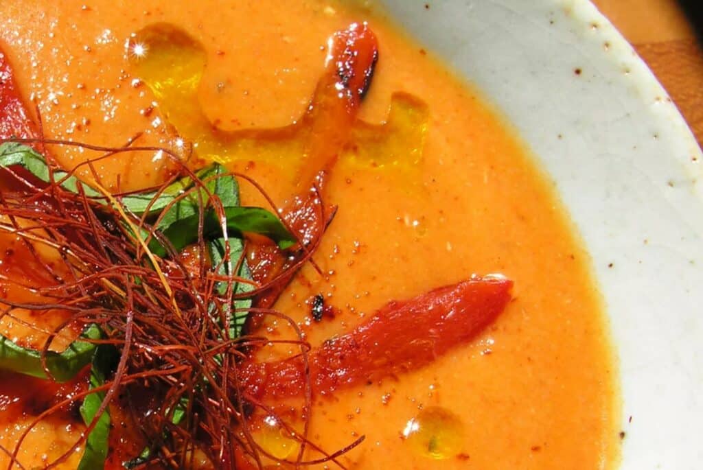 Krupicová polievka z pečenej červenej papriky.