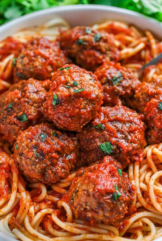 Špagety s paradajkovou omáčkou a guľami z mletého mäsa.