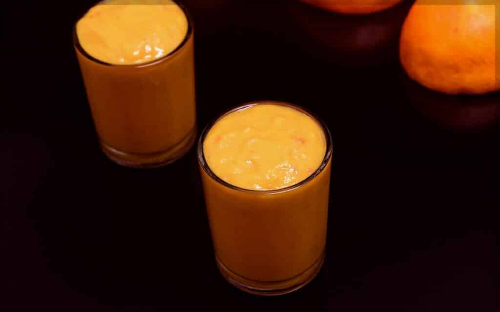 Zeleninové smoothie s pomarančom v pohároch.
