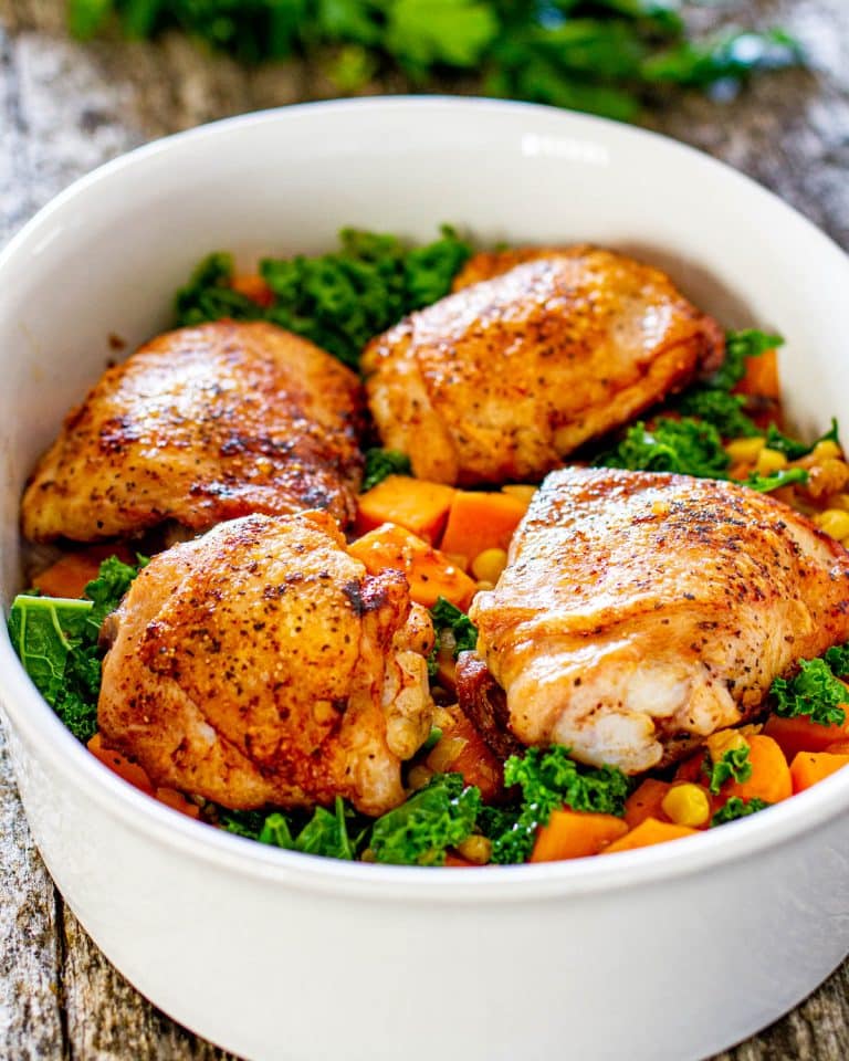 Pečené kúsky kurčaťa so zeleninou v zapekacej miske.
