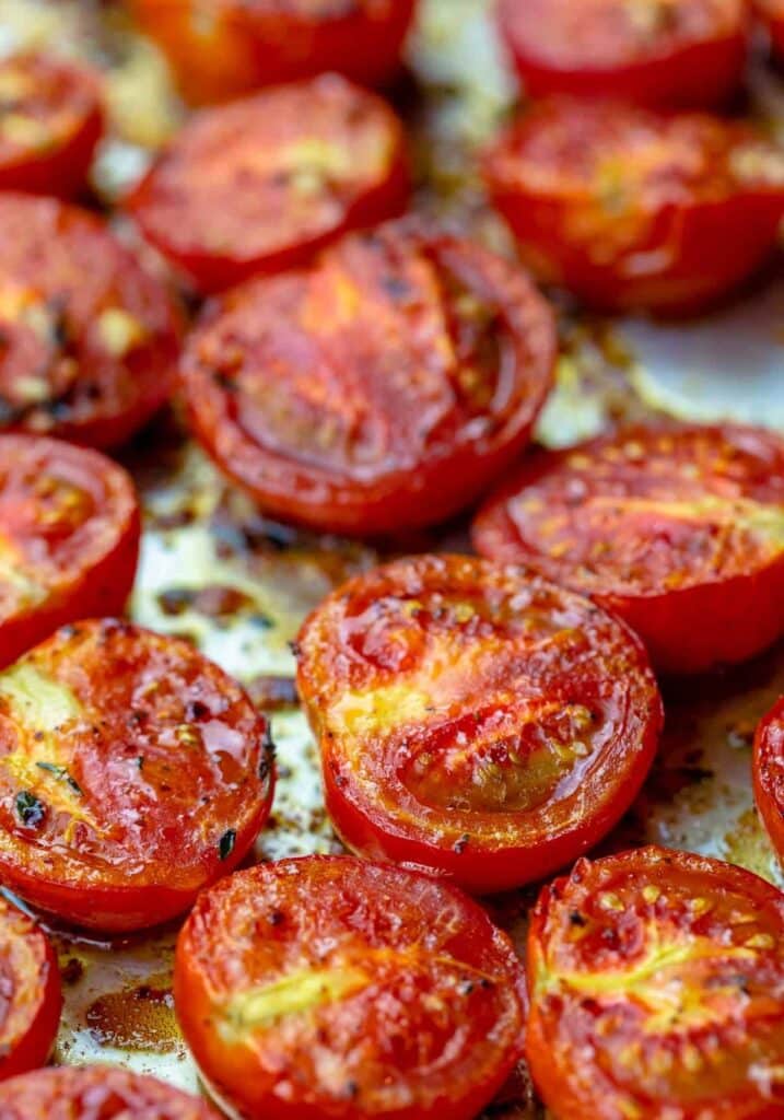 Čerstvé paradajky zapečené s olivovým olejom, cesnakom a čerstvými bylinkami.