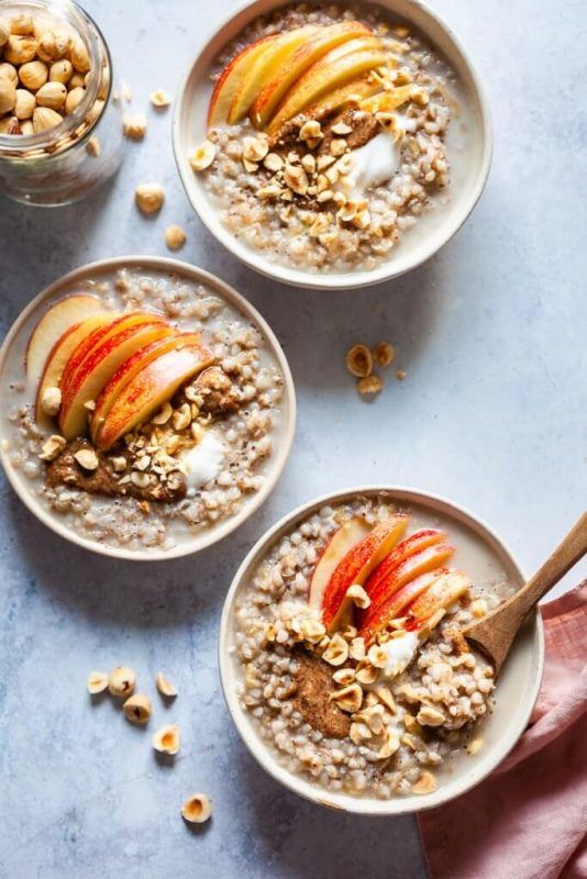 Zdravá zimná raňajková kaša plná pohánky, jabĺk, škorice a orieškov.