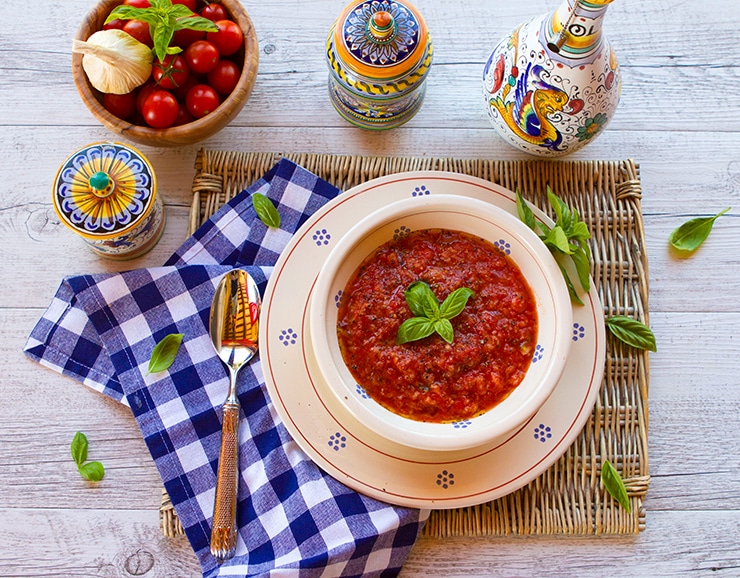 Luxusná toskánska polievka pappapomodoro alebo paradajkové pyré.