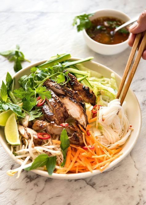 Tradičná receptúra vietnamského pokrmu so zeleninou a hovädzím mäsom.