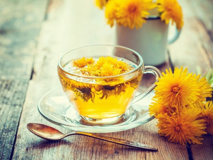 Šálka čaju pripraveného z púpavových kvetov.