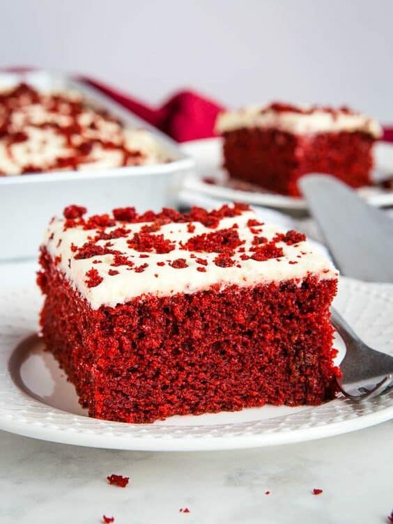 Červená zamatová torta pečená na plechu.