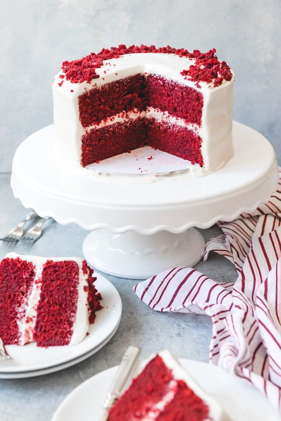 Červená torta s krémom z mascarpone.