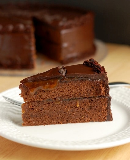 Kakaový kúsok torty, zdobený marhuľovým sirupom a čokoládovou polevou.