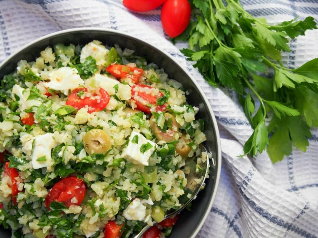 Karfiolový ryžový šalát na grécky spôsob.