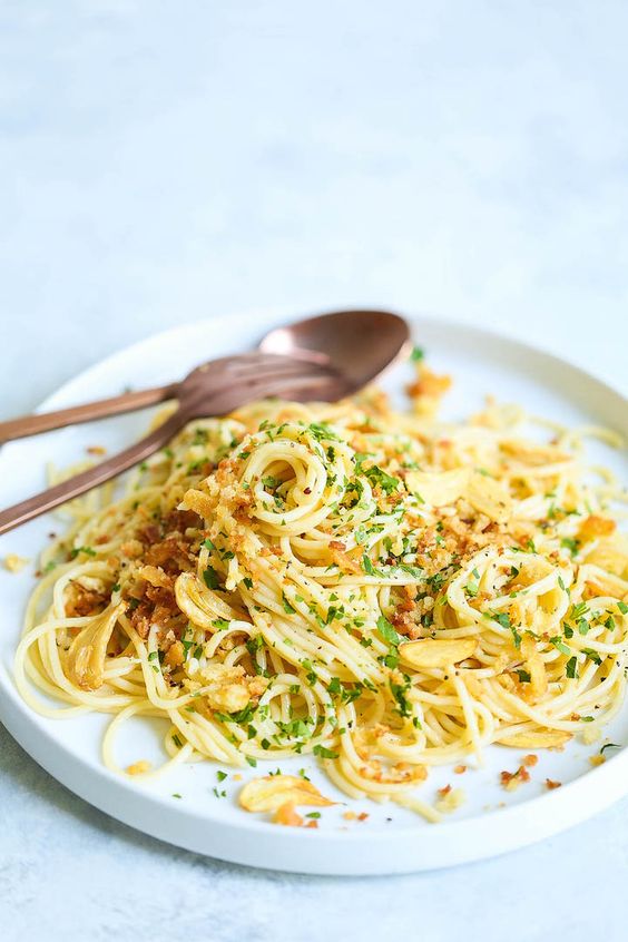 Klasický taliansky recept na špagety s cesnakom a olejom.