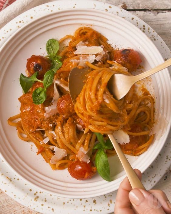Krémové špagety s paradajkovou omáčkou a krémovou mozzarellou.