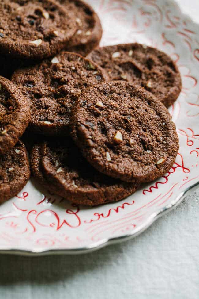Kakaové cookies na tanieri.