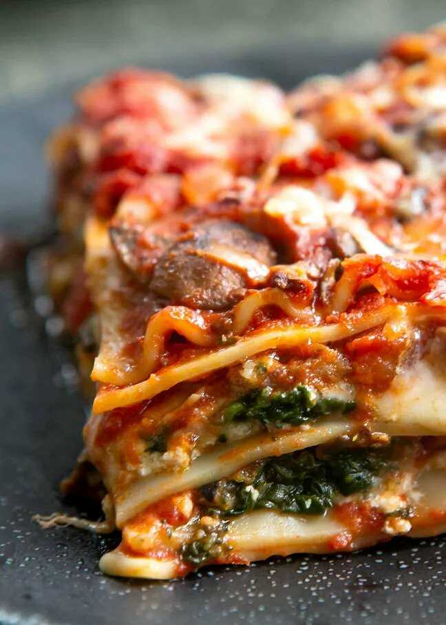 Špenátovo-hubové lasagne so syrom.