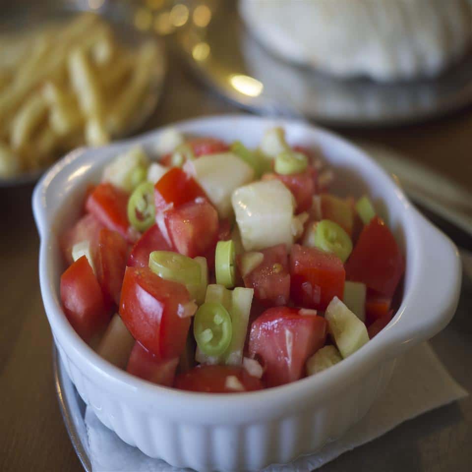 Lahodný šalát s paradajkami, uhorkou, cibuľou a olivovým olejom.
