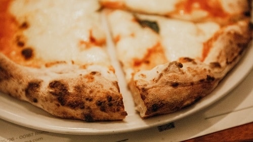 Pravé talianske cesto na pizzu so syrovou náplňou.