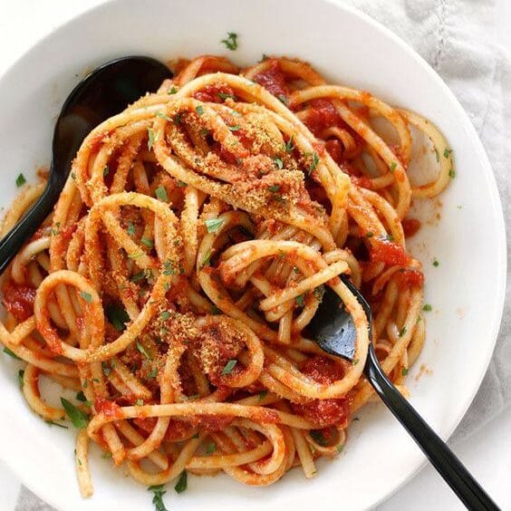 Paradajkové špagety s hubami a čerstvou bazalkou.
