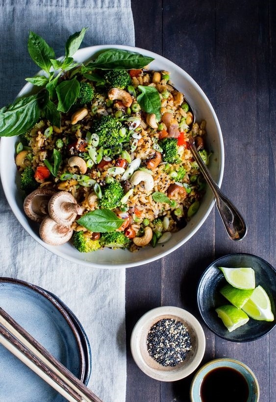 Luxusná restovaná ryža plná zeleniny s limetkou a sezamovými semienkami.