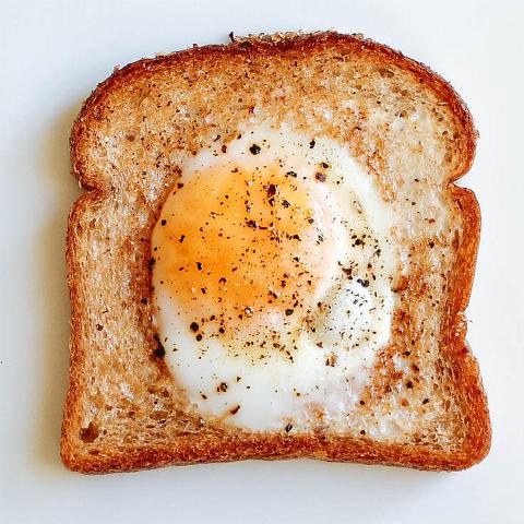 Plátok bieleho chleba s vajcom uprostred.