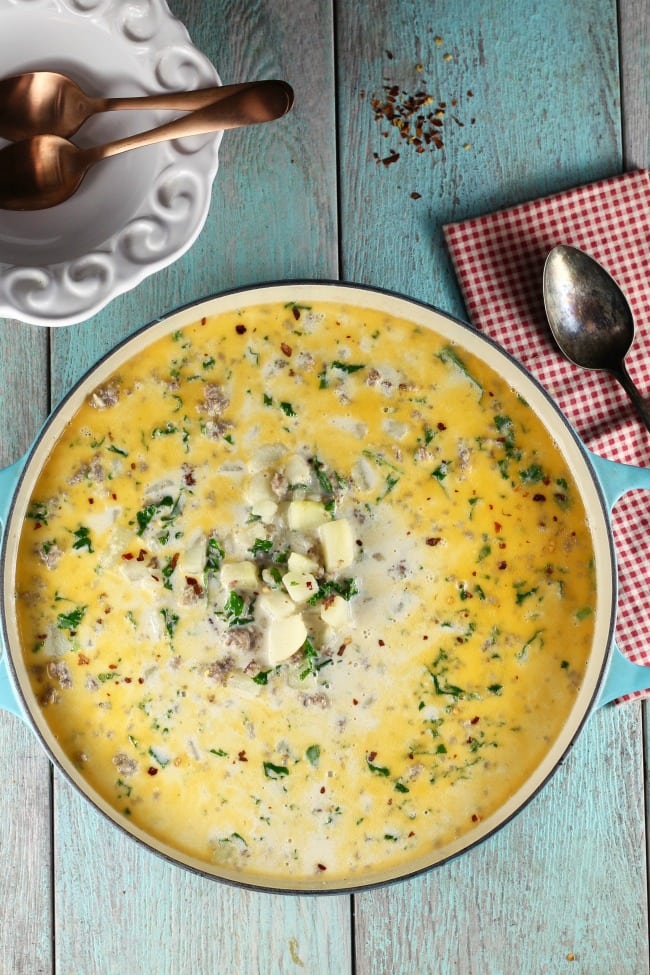 Talianska zemiaková polievka s klobásou a smotanou na šľahanie.