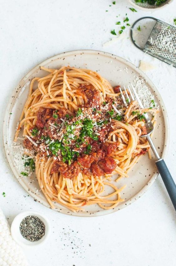 Originálne bolonské špagety s pikantnou paradajkovou omáčkou.