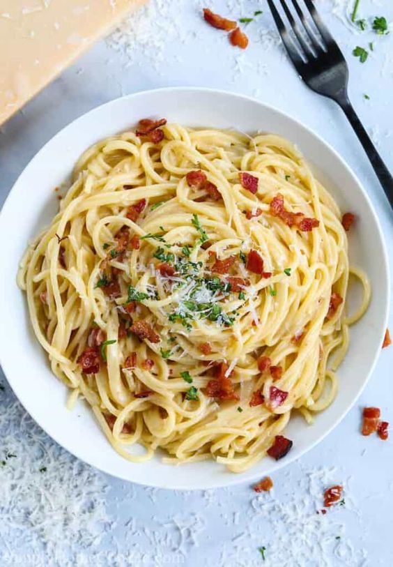 najlepšie špagety s vaječnou omáčkou a tučným bôčikom inšpirované v Taliansku.
